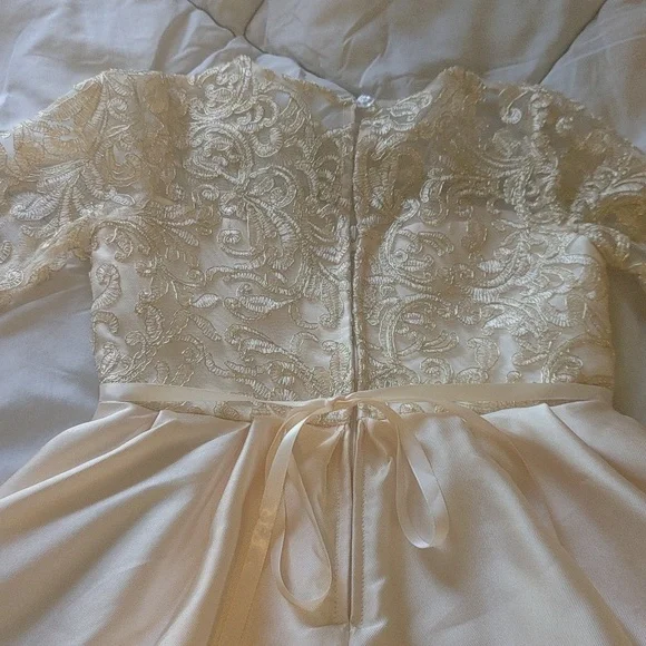 A beautiful formal Chantilly place girls dress size 6 NWOT.